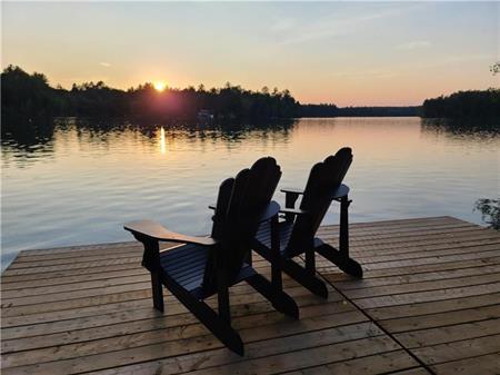 Pine Lodge on Danford Lake, sandy beach, sunset, spacious 4 bedroom, sleeps 10, Airconditioning