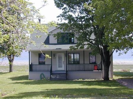 River front Cottage, Ile d'Orleans, Quebec city (725-La Châtelaine)