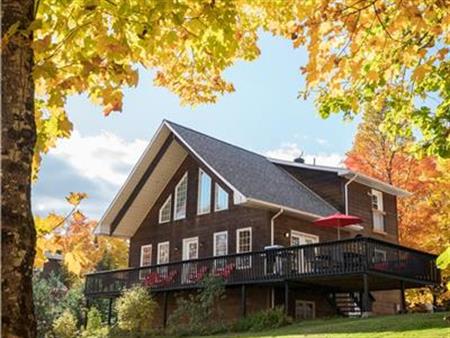 Happy Mountain Chalet - Comfy, Spacious Lakefront Oasis with Sauna and Hottub in Blue Sea, QC