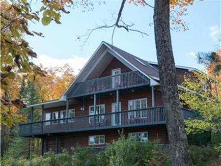 Happy Mountain Hideaway - Spacious Cozy Waterfront Cottage with Hot-tub and Sauna