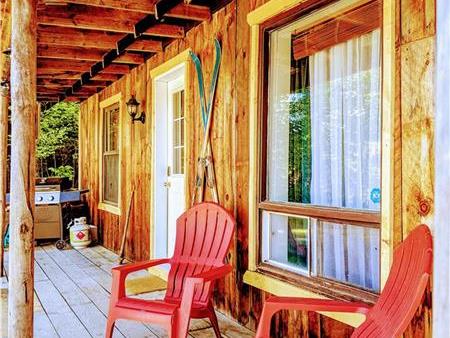 The Lodge - Comfy Cottage with Sauna and Hottub Nestled in Nature - Located in Messines, QC