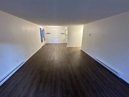 Large, Well-Maintained 2 Bed, 1 Bath Condo – Pet-Friendly (Esquimalt)