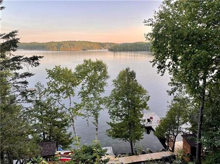 Beautiful waterfront cottage on Lac Bernard