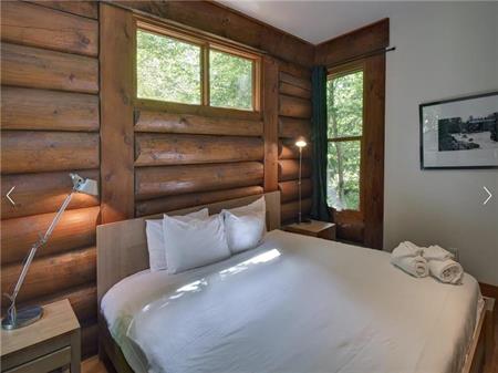 Chalet & private Hot Tube, Lac Supérieur/Tremblant. Access to the private "Club de la Pointe"