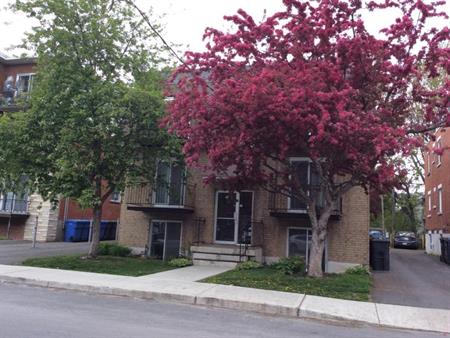 4 1/2, étage du haut, dans un 6plex, St-Lambert adjacent