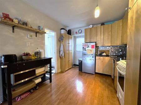 589 ANNETTE ST. TOP FL - CHARMING 2BED/1BATH IN BLOOR WEST VILLAGE