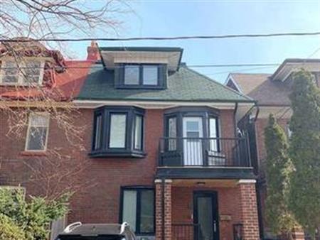 LARGE 3 BEDROOM UPPER STEPS FROM DUFFERIN GROVE PARK $3900 INC