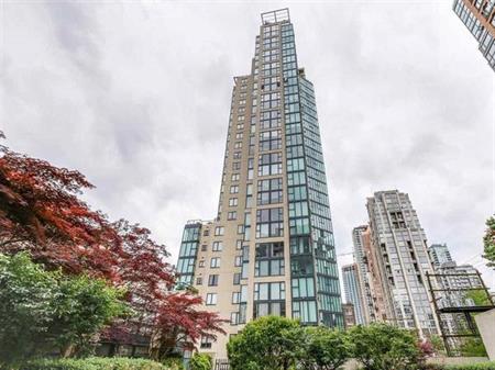 1 Bed Room with A Den in Yaletown