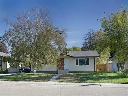 3 beds house with extra-large double detached garage. | Brooks