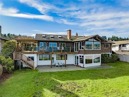 Charming Oceanfront Rental in Departure Bay | 113 Cilaire Drive, Nanaimo