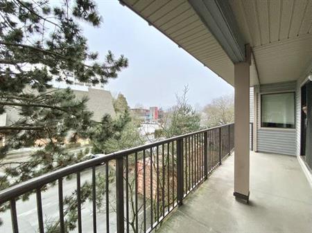 Spacious 2 bedroom + 2 bath suite next to Richmond Centre & Minoru!!