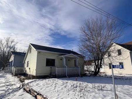 This charming single-detached, two-bedroom bungalow is a wonderful find