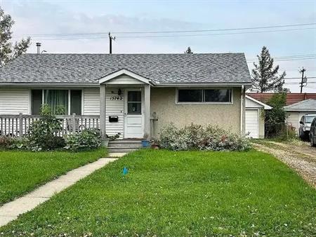 Welcome Home! 2 Bed 1 Bath Family Home for Rent in the heart of Mayfield | 15742 110B Avenue Northwest, Edmonton