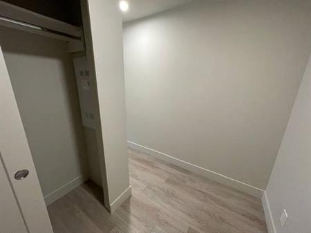 Bright 2BR/2BA/In suite laundry/Vinyl flooring/Close to Skytrain