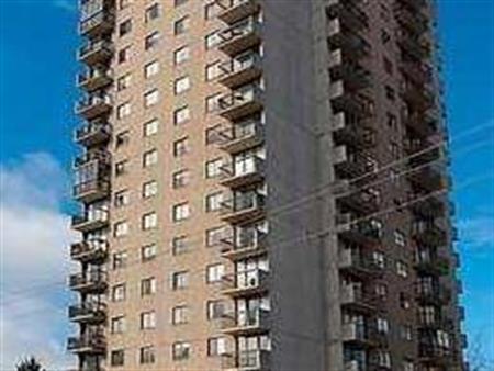 $2,500 / 1br - 600ft2 - Lower Lonsdale Concrete Building 9th Floor