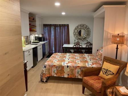 BACHELOR SUITE NEAR THE FERRY WITH PARKING AND FURNISHINGS!