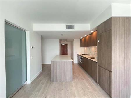 Spacious 1 Bed + Den in Metrotown Maywood