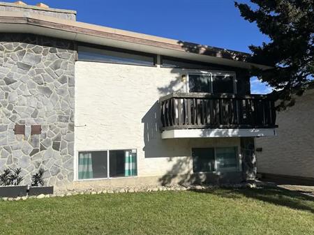 Quiet great views 3 bed, fireplace, private garage | 1 - 7536 Hunterview Drive Northwest, Calgary