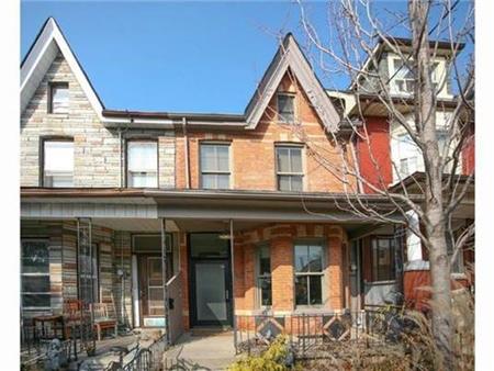 Beautiful Renovated Kensington Market 1Bdrm + Den in House