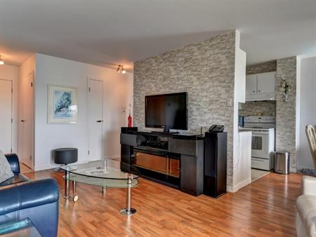 GRAND 4 ½ UNITÉ DE COIN À CHARLESBOURG - AU DERNIER ÉTAGE 1365$/MOIS TOUT INCLUS! POUR JUILLET