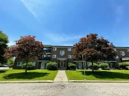 9563 Tecumseh Road East | 9563 Tecumseh Road East, Windsor