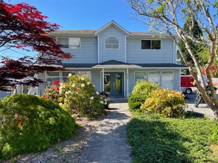 Bright, Modern One-Bedroom in Lower Gibsons