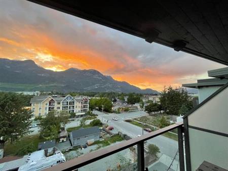 Modern 1 Bed + Den (2nd bed) + Flex in Beautiful Downtown Squamish