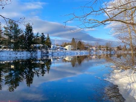 Magnifique logement 4 1/2 neuf sur le bord de la rivière Magog - 1er Avril 2025