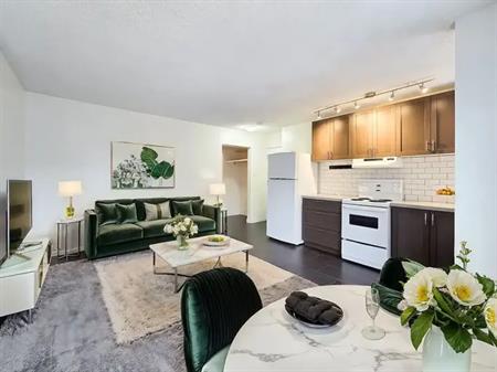 Lovely Private One Bedroom Third-Floor Suite with Balcony | 527 18 Avenue Southwest, Calgary