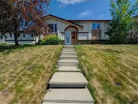 This charming Bi-level house. | Calgary