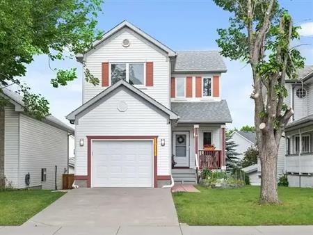 Beautiful, Clean and Well Kept 3 Bedroom House for Rent Available Immediately | Hidden Valley Dr NW, Calgary