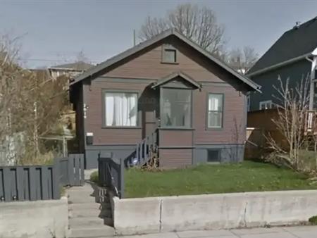 Cozy Downtown House with full backyard | Calgary