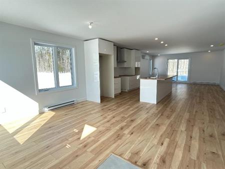 Jumelé 2025 avec grand garage 3 chambres, GRAND SÉJOUR AU SOUS-SOL, 2 THERMOPOMPES, ASPIRATEURS CENTRAL, ENQUÊTE DE CRÉDIT