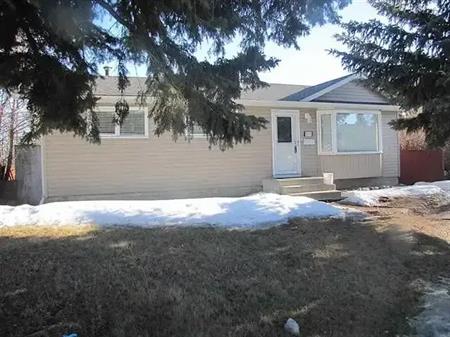 Charming 3-Bedroom Home in a Great community - Perfect for Families !! | 5515 140A Avenue Northwest, Edmonton