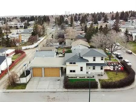 Executive Renovated Home 3 Bedroom+Den with 5 levels in Thorncliffe NW | 6435 Travois Crescent Northwest, Calgary