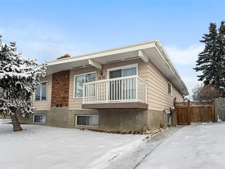 Huntington Hills - 4 Bedrooms, 2 Bathrooms | 6630 Huntridge Hill Northeast, Calgary