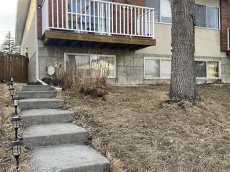 Very nice 4 bedroom 1/2 Duplex in Southwood. | Calgary