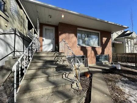 Spacious 3-Bedroom house main floor Suite for Rent - Steps from the U of A | 9850 83 Avenue Northwest, Edmonton