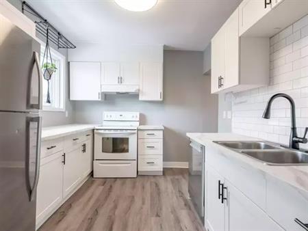 Beautiful & Updated 2 Bedroom Century-home Residence or Rent in Hamilton | 106 Eastbourne Avenue, Hamilton