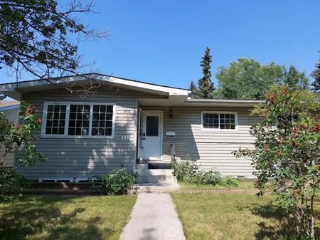 New renovated large 4 bedroom unit near U of C. Close to bus stop and grocery | 4807 Brisebois Drive Northwest, Calgary