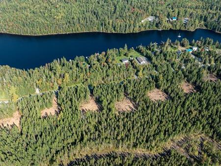 Grand Lac St-François, Lambton en Estrie. Superbe terrain vacant bâtissable de 47 094 pi.ca. avec accès et droit de quai.