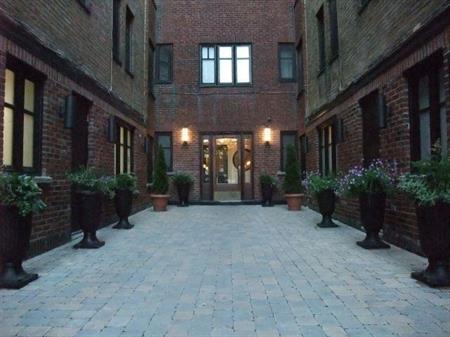 1er juil- Beau, mis à jour, Grand 2 1/2 , lumineux, propre, art déco - July 1st - Beautiful, updated, clean, secure, Large 2 