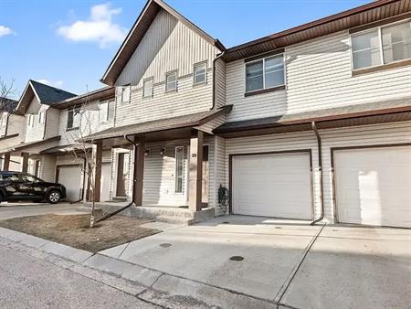 Fully Finished Townhouse in Evergreen. 3 Bedroom 2.2 Bathroom | 29 Everridge Gardens Southwest, Calgary