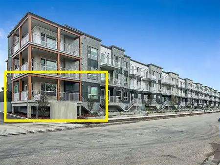 Spacious Executive Corner Unit, Private walk up entrance + Parking for 2 | Calgary