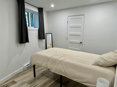 Chambre Neuf Avec Vanité Privé !