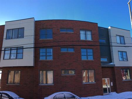 GRAND 51/2 SUR 2 ÉTAGES, 2 S.D.B COMPLÈTES , LOCKER, . TERRASSE