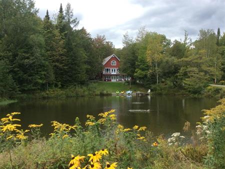 Chalet à louer Estrie situé sur domaine privé (lac,kayak,bicycle,nature sauvage,etc.) Près Owl's Head, Jay Peak et lac Memphr