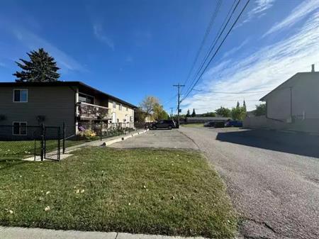 Newly Refinished 2 Bedroom Bowness Townhouse Style Apartment for Rent | 4351 73 Street Northwest, Calgary