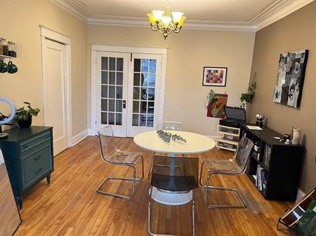 WESTMOUNT ADJ. 5 1-2. 1200 PIEDS CARRE ,GRAND LOGEMENT ,HAUT PLAFOND DE 9 PIEDS HAUTEUR 3 CHAMBRES INCLUANT ENTREE DE LAVEUSE