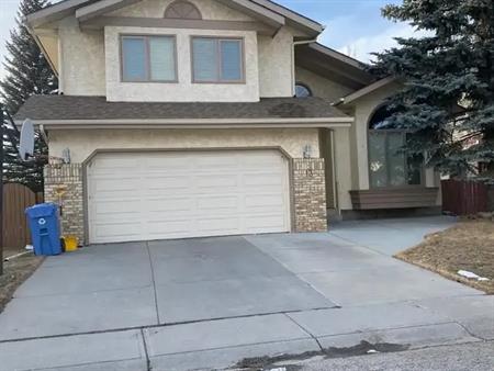 Furnished 4-Bedroom Home for Rent in Edgemont – Over 3,500 Sq Ft | 13 Edgebank Circle Northwest, Calgary